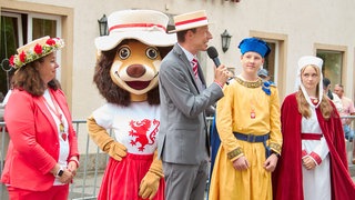 Die erste Vorsitzende der Welfenfest-Kommission Parinda Staudacher-Rall neben dem Lebensgroßen Welfinchen-Maskottchen. Die kleinen Plüschtier-Versionen von Welfinchen kommen wohl nicht rechtzeitig zum Welfenfest.