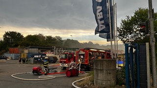 Die Feuerwehr löscht einen Brand in einer Abfallentsorgungsfirma in Bad Saulgau (Kreis Sigmaringen).