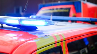 Blaulichter auf einem Einsatzfahrzeug. Bei einem Motorradunfall ist der Bürgermeister von Eberhardzell ums Leben kommen.