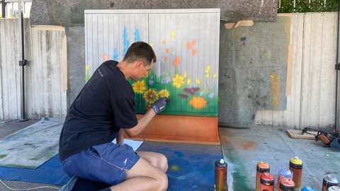 David Sorms, bekannt unter dem Künstlername "Graf von Itty", bemalt die Stromkästen in Eschach.