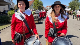 Marie Wetz und David Ilie in historischem Gewand der Schwedengruppe. Auf gehts zum großen Festumzug bei den Heimattagen Mengen.