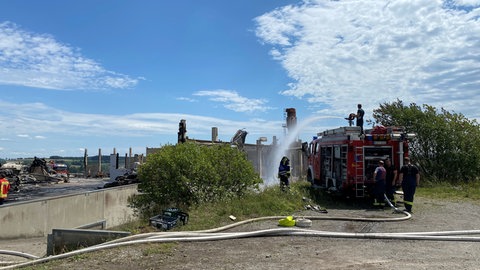 Feuerwehr bei Nachlöscharbeiten am Freitag in Eberhardzell
