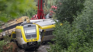 Ein Kran hebt den Waggon eines verunglückten Regionalzuges an. Am 27. Juli 2026 jährt sich das Zugunglück von Riedlingen.