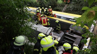 Rettungskräfte und ein verunglückter Regionalzug. Am 27. Juli 2026 jährt sich das Zugunglück von Riedlingen.