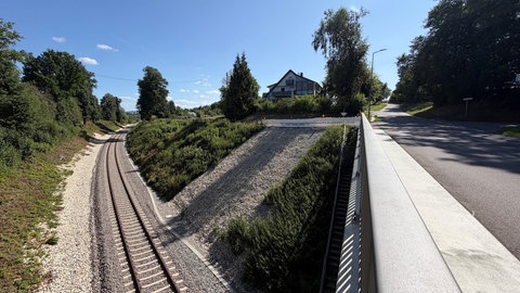 Eine Bahnstrecke mit einem gesicherten Hang. So sieht es heute an der Stelle aus, an der 2025 ein Zug nahe Riedlingen verunglückte.