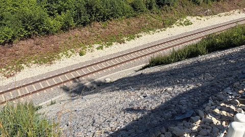 Ein gesicherter Hang entlang der Zugstrecke bei Riedlingen: Hier verunglückte vor einem Jahr ein Zug.