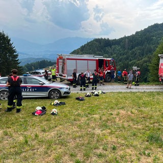 Feuerwehrleute und Rettungsfahrzeuge: Bei einem Traktorunfall in Vorarlberg starben Vater und Tochter.