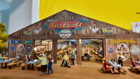 Ein Festzelt im Miniformat. Eine Modellanlage zeigt das Biberacher Schützenfest.