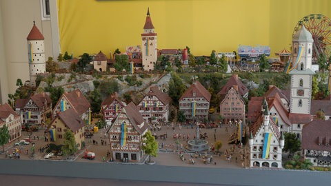 Eine Modellanlage zeigt das Biberacher Schützenfest im Miniformat.