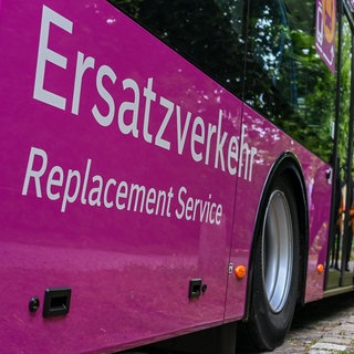 Ein Bus-Ersatzverkehr der Betreibergesellschaft Ecovista steht am Bahnhof. (Symbolbild)