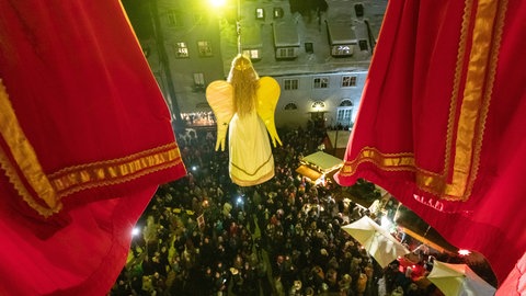 Ein Engel schwebt über dem Weihnachtsmarkt in Isny. Er findet in diesem Jahr zum letzten Mal statt.