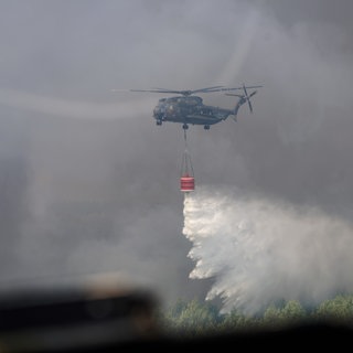 Einsatzkräfte sind in Frankreich im Einsatz gegen die großen Flächenbrände