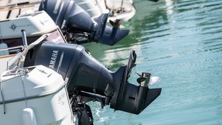 Schiffsschraube eines Motorboots in einem Hafen