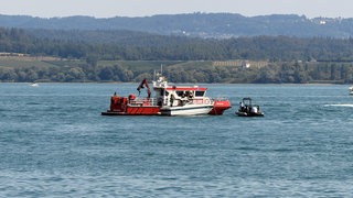 Das Feuerwehrboot im Einsatz vor der Insel Mainau.