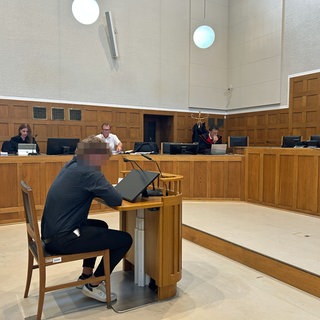 Angeklagter sitzt im Mordprozess im Gerichtssaal in Feldkirch