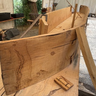 Im Pfahlbaumuseum in Unteruhldingen wollen Experimentalarchäologen ein sogenanntes Plankenboot nachbauen, eine Weiterentwicklung des Einbaums. 