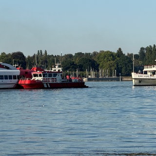 Katamaran schwimmt wieder frei im Wasser bei Konstanz.