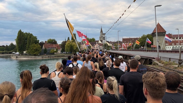 Beste Aussicht für die feiernden Jogger auf der Alten Rheinbrücke in Konstanz.