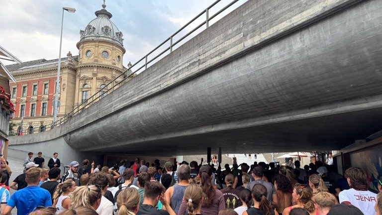 Kurze Party-Pause unter einer Brücke beim "Run and Rave" in Konstanz.