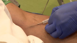 Eine Nadel wird zum Blutspenden in eine Vene gesteckt