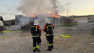Einsatzkräfte der Freiwilligen Feuerwehr Überlingen löschen den Brand auf dem Hof in Überlingen-Bambergen.