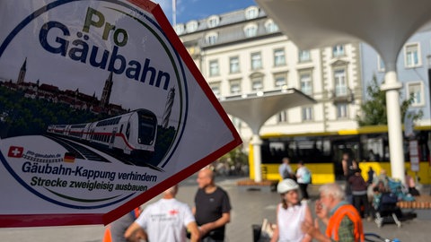 Am Konstanzer Bahnhof ist die viertägige "Tour de Gäubahn" gestartet.