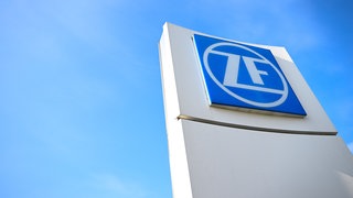 Eine Stehle mit dem Logo der ZF Friedrichshafen AG steht vor dem Forum des Automobilzulieferers.