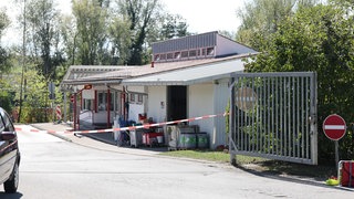 Bei einer Explosion auf einem Wertstoffhof in Überlingen ist ein Mitarbeiter schwer verletzt worden. Jetzt ermittelt die Kriminalpolizei.
