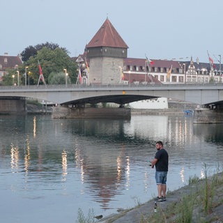 Ein Sportangler fischt im Bodensee vor Konstanz. Das Niedrigwasser macht Berufsfischern und Anglern Probleme.