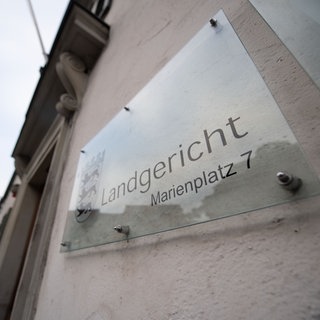 Ein Schild am Gebäude des Landgerichts Ravensburg.