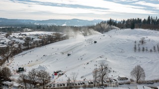 Der Felderhaldeberg bei Isny im Allgäu ist von oben zu sehen. 
