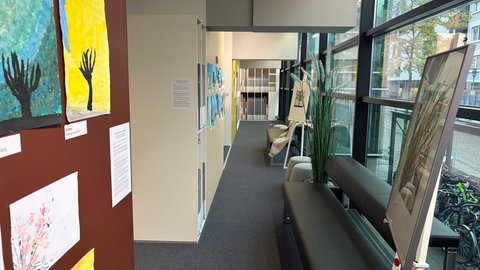 Die Artothek im Medienhaus am See in Friedrichshafen bietet rund 180 Kunstwerke zum Verleih an.