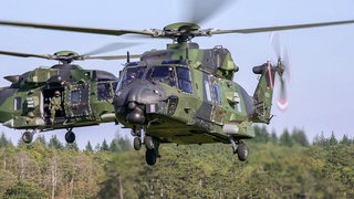 Zwei NH90 der Heeresflieger in Niederstetten im Landeanflug auf den Truppenübungsplatz Külsheim im Rahmen der Übung "Mini Sonic".