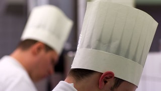 Kochlehrlinge arbeiten in der Küche