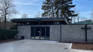 In Gundelsheim (Kreis Heilbronn) haben Unbekannte große Teile des Kupferdachs der Aussegnungshalle abgerissen - vermutlich um diese zu stehlen.