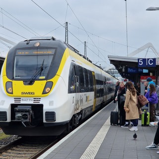 Symbolfoto. SWEG. bwegt. Bahnhof Heilbronn. Ein Zug der SWEG und Fahrgäste auf dem Bahnsteig.
