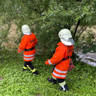 Einsatzkräfte der Feuerwehr suchen an der Jagst nach vermisstem Mann (Symbolbild)