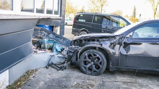 Ein Auto ist in Ilshofen in die Wand einer Halle eines Autohauses gekracht. Dort ist jetzt ein Loch.