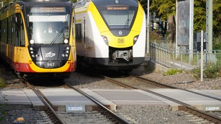 Foto zeigt eine Stadtbahn der Linie S4 und eine Bahn der DB Regio.