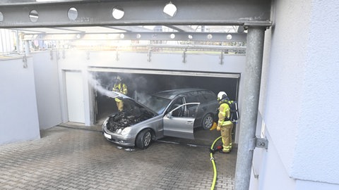 Feuer in einer Schwäbisch Haller Tiefgarage: Dort ist ebenfalls am Sonntag ein Auto in Brand geraten.