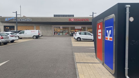 Nach der Sprengung steht ein neuer Geldautomat in Offenau - nicht mehr in der Markthalle, sondern auf dem Parkplatz. Das Geld kommt jetzt aus einem Stahlbeton-Pavillon.
