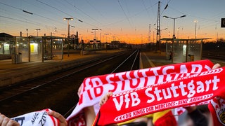Montage Hauptbahnhof und VfB Fans (Symbolbild). In der Nacht zum Mittwoch überquerten Fußballfans die Gleise am Heilbronner Hauptbahnhof. Laut Bundespolizei gibt es dafür keine Strafe.