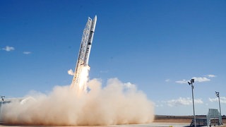 Startschuss der Rakete mit einem Antrieb basierend auf Kerzenwachs des Start-ups HyImpulse.