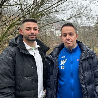 Ejmad (r.) und Kastriot Demaku stehen vor dem Kocher in Künzelsau. Die Brüder haben eine 93-jährige Frau aus dem Fluss gerettet.