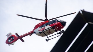 Rettungshubschrauber im Einsatz (Symbolbild). Bei einem Unfall in Creglingen krachte ein Motorradfahrer in zwei Autos und wurde schwer verletzt. 