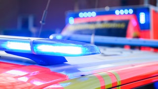 Blaulichter auf Rettungswagen. Nach einem Unfall in Heilbronn ist ein Motorradfahrer schwer verletzt.