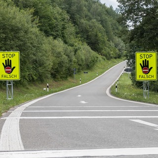 Durch die Kombination aus einer Rüttelmarkierung und einer Falschfahrerwarntafel sollen falsch fahrende Verkehrsteilnehmer auf ihr Fehlverhalten aufmerksam gemacht werden.