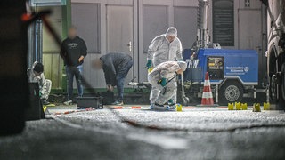Beamte der Spurensicherung sind mit Tatortarbeiten beschäftigt. Ein Lkw-Fahrer ist bei einem Streit auf einem Parkplatz in Oberrot getötet worden. Jetzt wurde Anklage gegen zwei Männer erhoben (Archivbild)