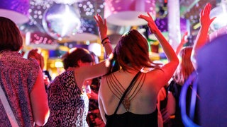Besucherinnen einer Party-Reihe in einem Club
