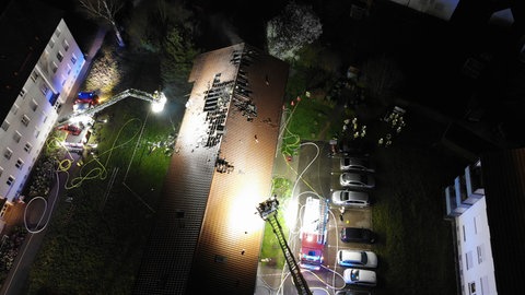 Bei dem Feuer in einem Mehrfamilienhaus in Öhringen entstand ein hoher Schaden. Das Feuer griff von der Wohnung im Dachgeschoss auf das Dach über